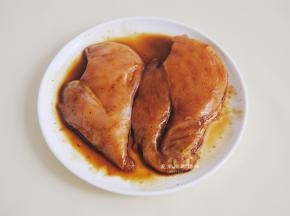 把酱油蚝油和1克盐混合成酱汁，均匀地倒在鸡胸肉上，用手给鸡胸肉按摩均匀后，盖上保鲜膜，放入冰箱腌制1小时，让鸡胸肉入味。