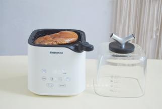 我用的是空炸杯煎的鸡胸肉，要是普通的煎锅，底部抹少许的油即可，把鸡胸肉放在盘上，启动煎烤模式，180度煎2-3分钟。