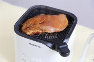 看到底下的鸡肉开始变色后，翻面再煎3分钟。