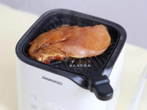 看到底下的鸡肉开始变色后，翻面再煎3分钟。