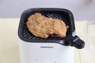 接着把温度转160度，再翻面煎熟即可，普通的煎锅就小火翻面煎，要是开大火煎，可能鸡肉表面焦了，里面还是生的。