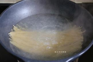锅里放入适量清水，放入意大利面和橄榄油，加入少许盐，大火煮沸8分钟，捞出意面。
