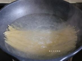 锅里放入适量清水，放入意大利面和橄榄油，加入少许盐，大火煮沸8分钟，捞出意面。