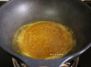 另起一锅，倒入大半碗清水和咖喱块，大火煮沸成酱汁，试一下酱汁的咸淡