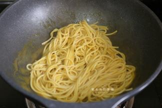 接着倒入意面，翻拌均匀，慢慢收一下酱汁即可出锅。