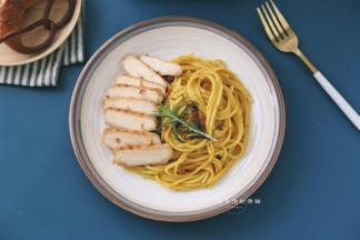 意面入盘，把鸡肉切片摆上去，仪式感满满，这里是2人份正餐，好吃顶饱，减肥也不用饿肚子哦！叉子拌一拌，开吃吧！餐厅不开门，西餐在家做，5元做一盘，家人都爱吃！