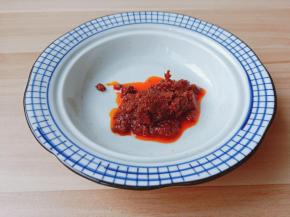 把调味料放到大碗里。