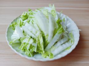白菜切成细丝。