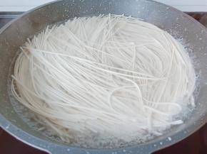 锅里水微微开了放入挂面开大火煮。