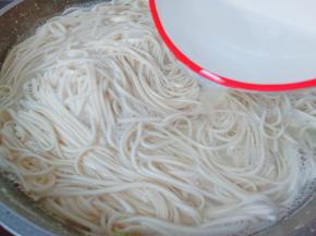 煮面期间放一点凉水。