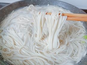 待面条熟透捞出。