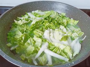 锅里放入白菜丝开火煮开。