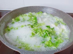 白菜丝煮熟捞出来。