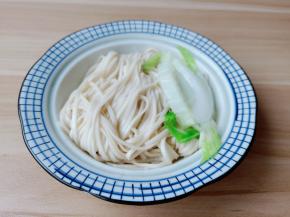 煮好的面条与白菜放在碗里。