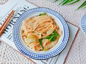 将调味料与面条一起拌均匀。