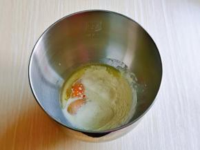 首先将纯牛奶，鸡蛋，玉米油，奶粉，盐，白砂糖，加入厨师机桶中。(盐与糖对角放，我用的草鸡蛋比较小2个是76克)