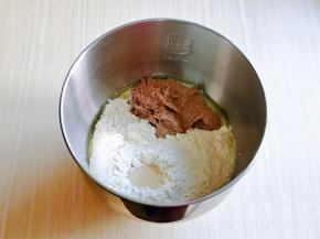 再加入高筋面粉，上面挖个小坑加入酵母粉，再用面包粉盖起来，最后加入发酵好的波兰种，启动厨师机2档揉面一个程序。