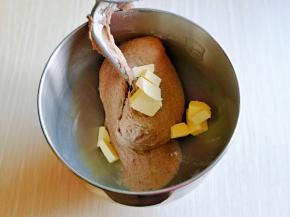 揉面结束后，加入“室温软化”的黄油，再次启动厨师机3档揉面一个程序。