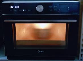 35度发酵约60分钟，时间可以灵活掌握，发酵好的面团用手指摁一下，不回缩，不反弹即为发酵完成。