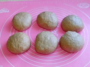 将面团揉圆排气，再分成6等份，盖上保鲜膜醒10分钟。(每个小面团重量要一致，这样做出来的吐司才好看)