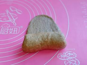 取一块面团用擀面杖擀长舌状，再卷起来。