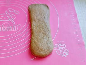 取一个面卷用擀面杖擀长舌状，如图所示。