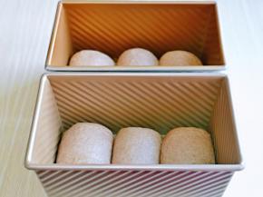 再卷起来，最好卷的手法要一致，依次卷好的吐司卷，放入吐司盒中，我的是2个450克的吐司盒。