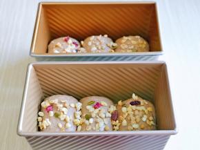 再均匀撒上水果燕麦片。