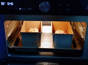 入蒸烤箱，35度发酵60分钟。(室温发酵也可以，但是一定要保持湿度)