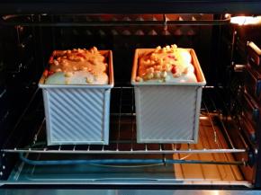 入烤箱下层的烤网上，上管160度，下管165度烤48-50分钟。