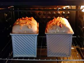 时间及温度根据自家烤箱性能另定，注意观察颜色，上色后立即加盖锡纸，我这个大约是烤了10分钟就加盖锡纸了。