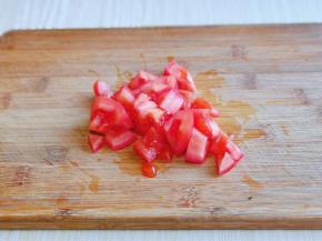 首先将西红柿洗干净，去根切小块。