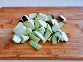 茄子洗干净切菱形块。