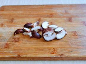 香菇洗干净去根切片。