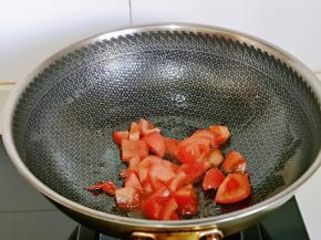 起油锅，加入西红柿翻炒。