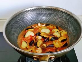 再加入一小碗纯净水，烧开煮2分钟。