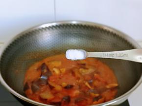 按个人口味加入盐，将蔬菜烧熟即可关火出锅。