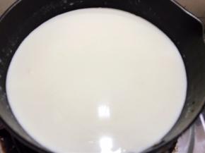 奶锅里加入牛奶，淡奶油，鸡蛋和白糖50克，小火加热至白糖溶化后离火放凉到不太烫手