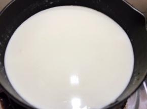 奶锅里加入牛奶，淡奶油，鸡蛋和白糖50克，小火加热至白糖溶化后离火放凉到不太烫手