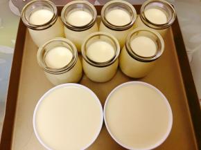 布丁液倒入布丁瓶里，在烤盘里倒上热水