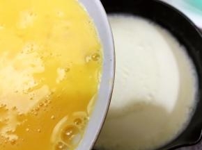 鸡蛋打散倒入牛奶液里，一边倒一边不停的搅拌