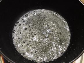 先来熬焦糖。奶锅里加入白糖80克和清水25克晃动锅子铺平，中小火慢慢熬中途就不要搅拌会翻砂