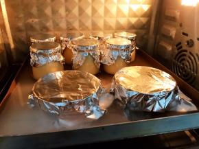 每个布丁瓶用锡纸盖好
放入预热好的烤箱下层160度烤40分钟左右至凝固