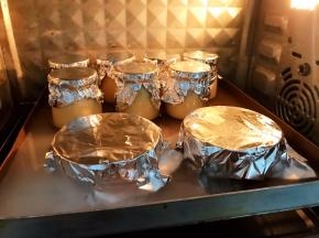 每个布丁瓶用锡纸盖好
放入预热好的烤箱下层160度烤40分钟左右至凝固