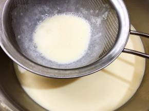 把做好的布丁液过筛两次更为细腻