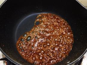 熬到褐色的时候倒入25克热水。热水倒入会有很多热气喷上来，这里千万小心不要被烫伤