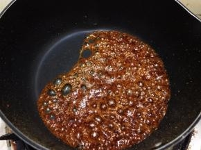 熬到褐色的时候倒入25克热水。热水倒入会有很多热气喷上来，这里千万小心不要被烫伤