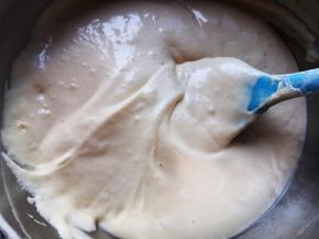 用刮刀翻拌均匀