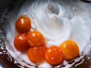 在蛋清中加入蛋黄