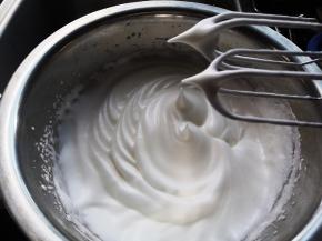 蛋清分3次加入60克白糖打发至干性发泡